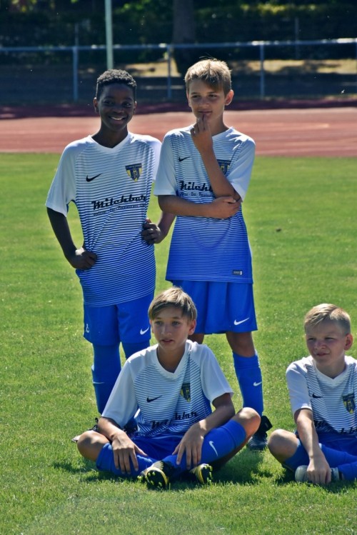 Neue Teamtrikots für die D-Junioren von der Milchbar Weimar