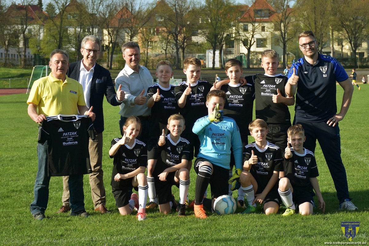 D-Junioren erhalten neuen Trikotsatz von Fa.Patzak/BUDERUS