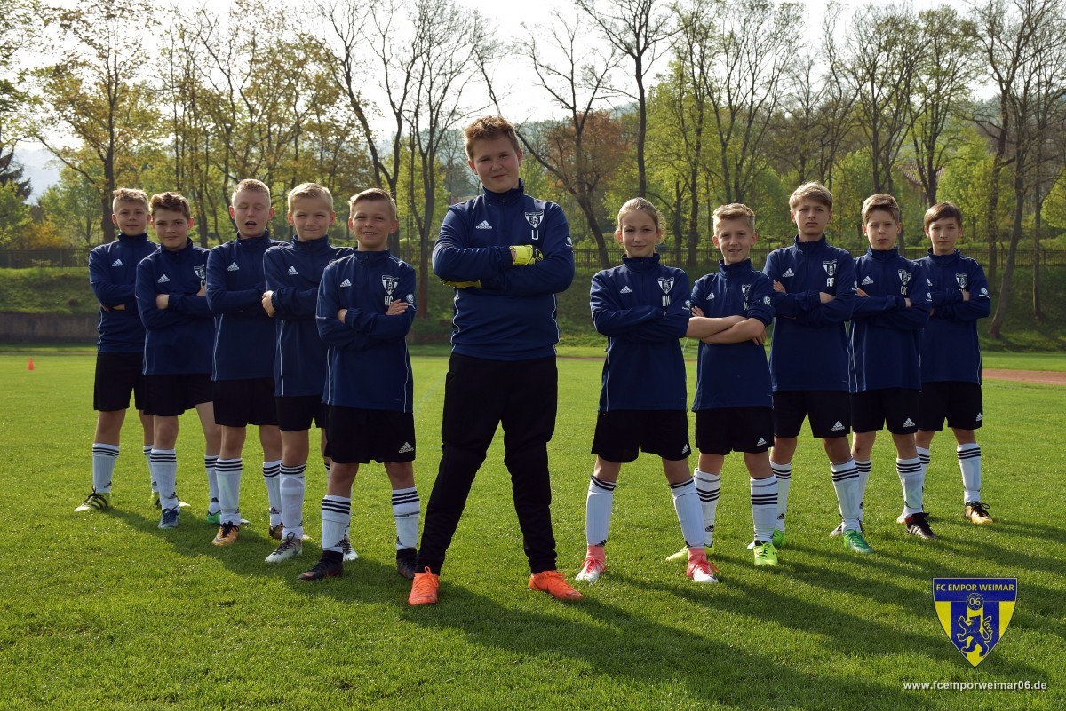 Neue Trainingstops für die D-Junioren vom Autohaus Glinicke