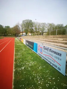 Bandenwerbung im Wimaria-Stadion.